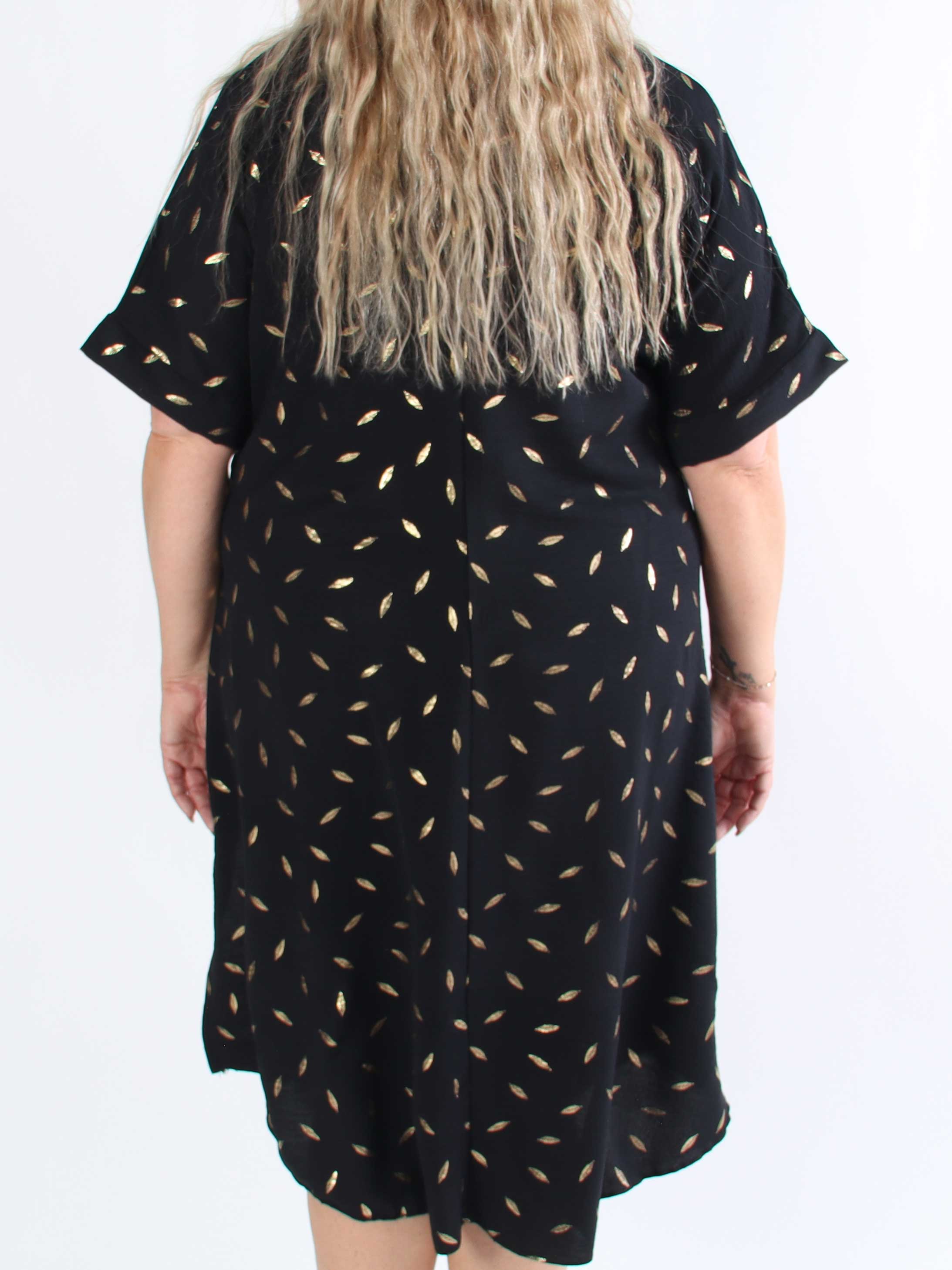 Valentina - Sød plus size kjole detaljeret med fine guld blade